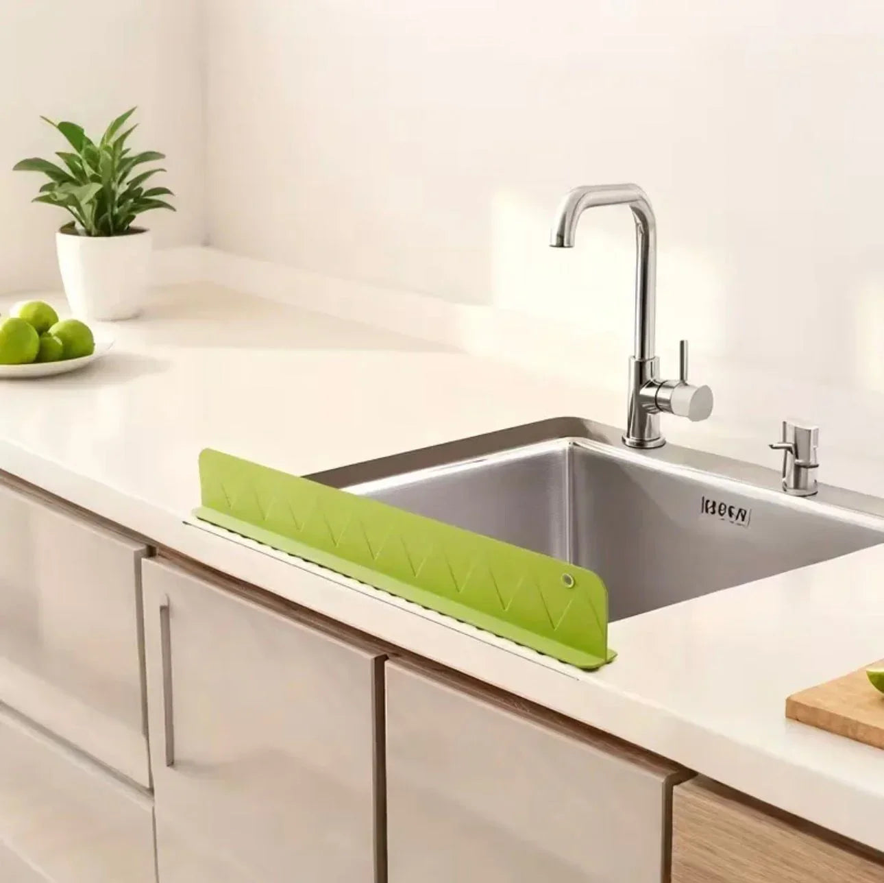 Silicone Kitchen Sink Splash Guard With Suction